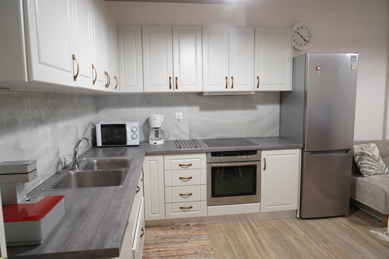 Larissa Downtown Apartment With Parking Екстер'єр фото